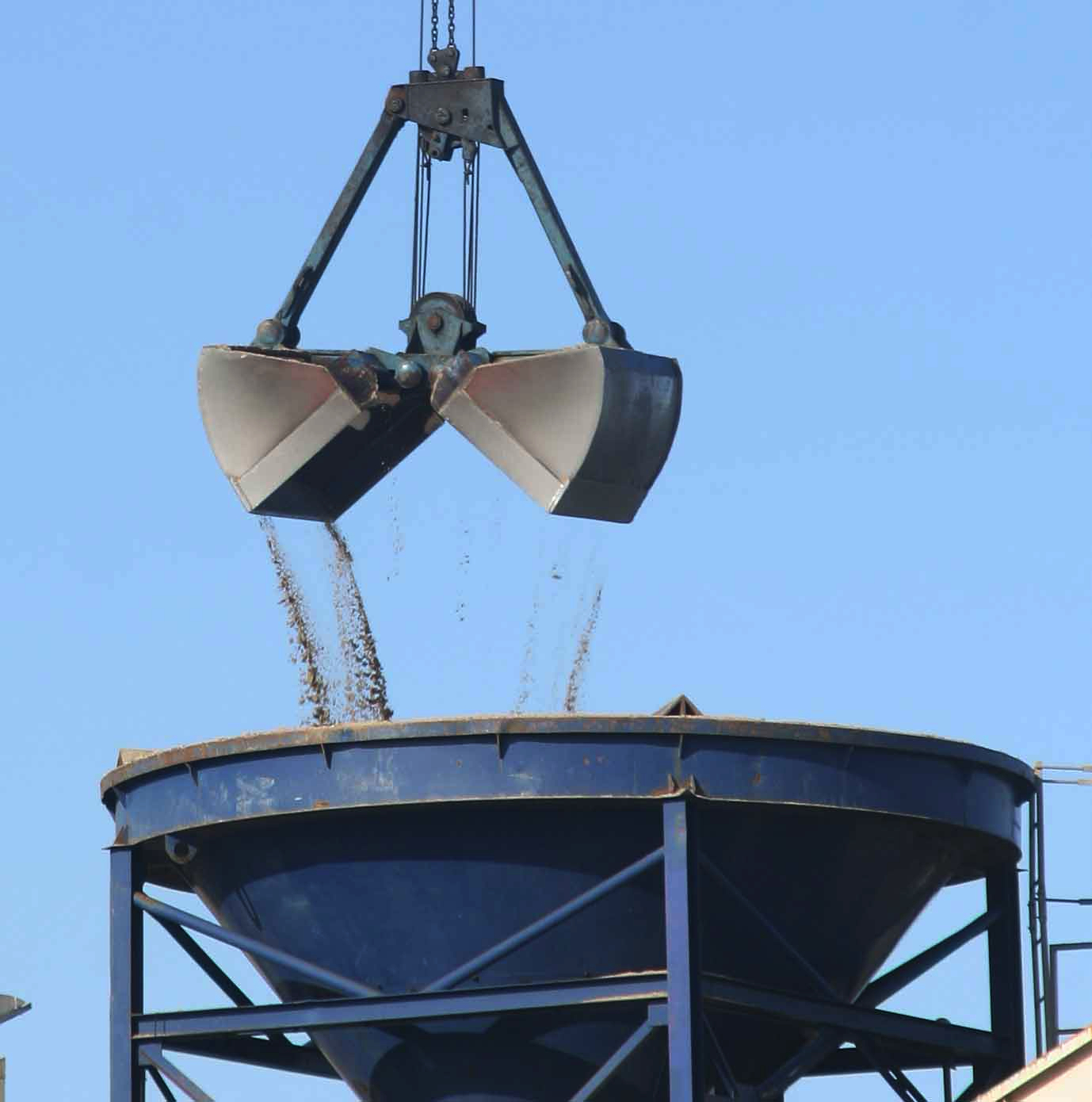 Wear Resistant Clamshell Bucket